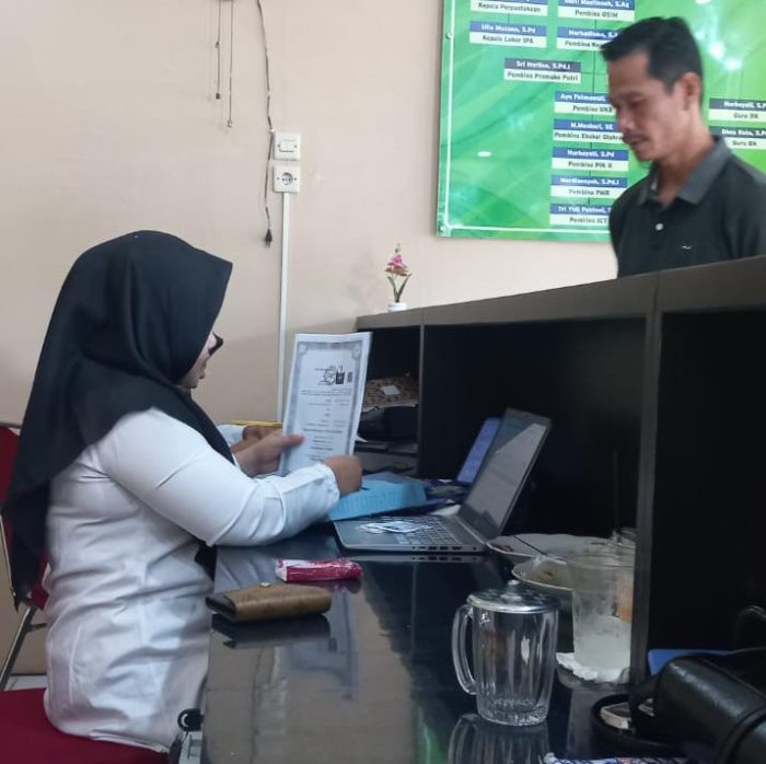 Pelayanan Prima PTSP MAN 2 Bungo: Orang Tua Siswa Datang Urus Proses Kepindahan Anak