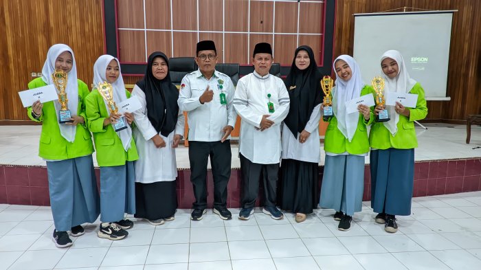 4 Siswa MAN 2 Bungo Menerima Piala Penghargaan Dari Kantor Kemenag Kabupaten Bungo