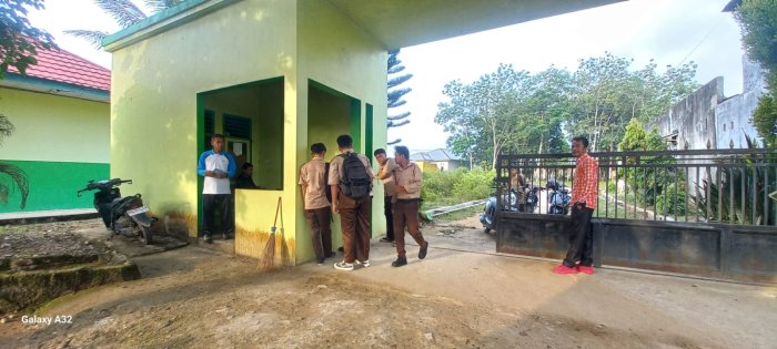 Terapkan Budaya 5S, Guru Piket MAN 2 Bungo Sambut Siswa dengan Penuh Kehangatan