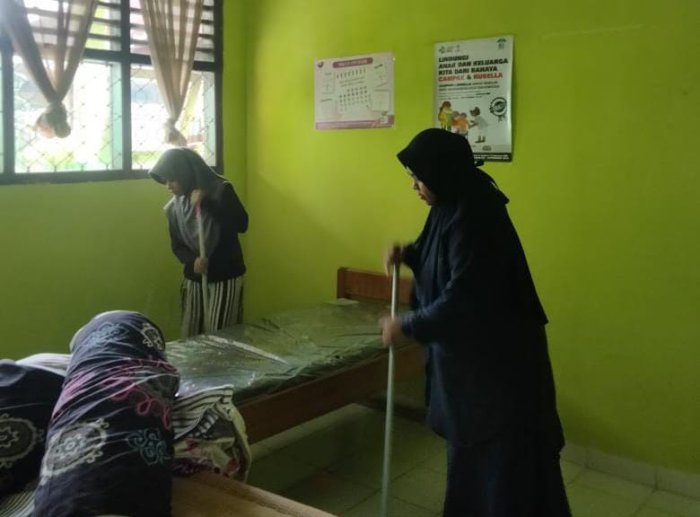 Pembina UKS Beserta Anggota UKS MAN 2 Bungo Gelar Aksi Gontong Royong Bersihkan Ruang UKS