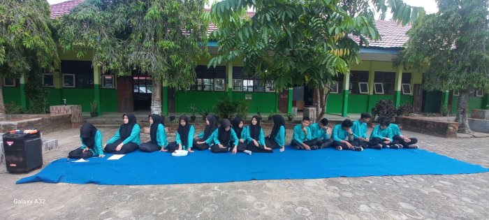 Farhan Ukir Langkah Perdana, Siswa Kelas XII A Pimpin Doa pada Kegiatan Pengembangan Diri MAN 2 Bungo