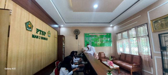 Desri Ambil Sertifikat TKA di PTSP MAN 2 Bungo