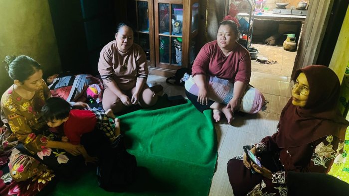 Wujud Kepedulian, Wali Kelas XC Ibu Hasnah, S.P Bersama Siswa Jenguk Teman yang Sakit
