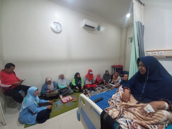 Guru MAN 2 Jenguk Ibu Ayu Fatmawati di RS Jabal Rahmah, Wujudkan Kepedulian dan Solidaritas