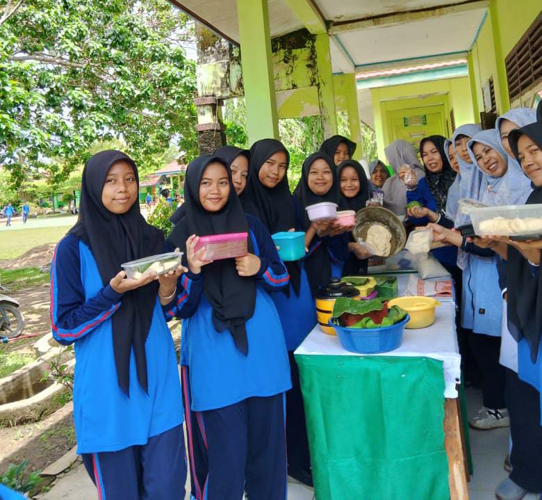 Siswa MAN 2 Bungo Antusia Praktik Langsung Membuat Donat