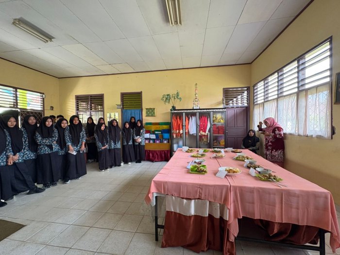 Pembelajaran Aktif, Ibu Yuliarti Laksanakan Praktik Penggunaan Bahan Bioteknologi