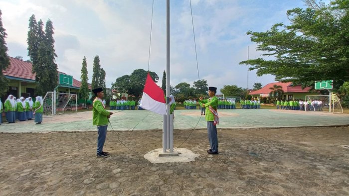 Siswa Kelas XII C MAN 2 Bungo Tampil Gemilang, Sukses Jalankan Tugas Upacara dengan Disiplin dan Penuh Tanggung Jawab