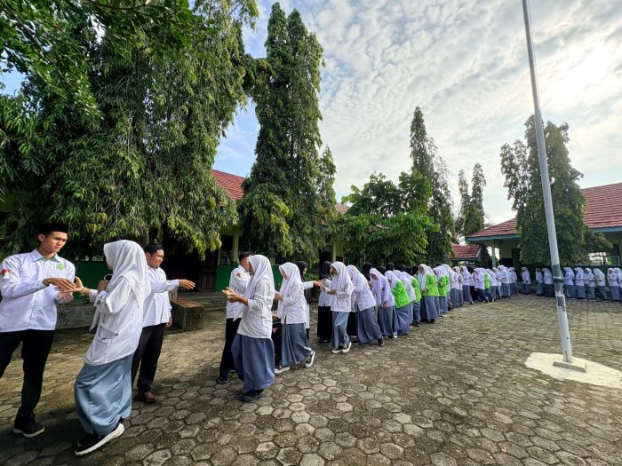 Hangat dan Penuh Makna,  Salam-Salaman Warnai Kegiatan di MAN 2 Bungo