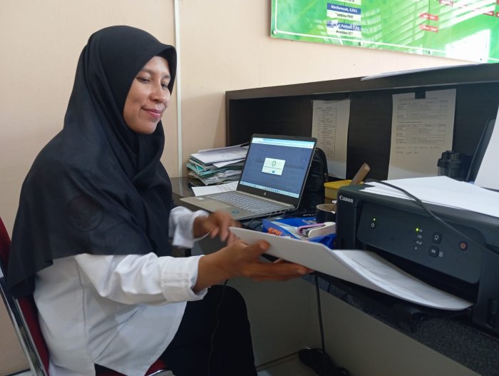 Operator Simpatika Ibu Ida Kurniati, S.Sos mencetak S36, Tingkatkan Efisiensi Administrasi Madrasah