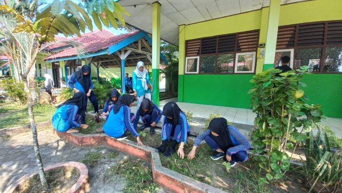Semangat Wali Kelas, Siswa XII A MAN 2 Bungo Kompak Gelar Gotong Royong Bersihkan Kelas
