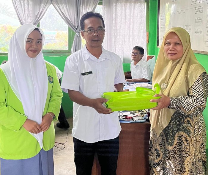 MAN 2 Bungo Gelar Sosialisasi di SMPN 2 Limbur Lubuk Mengkuang, Serahkan Cendera Mata sebagai Bentuk Silaturahmi