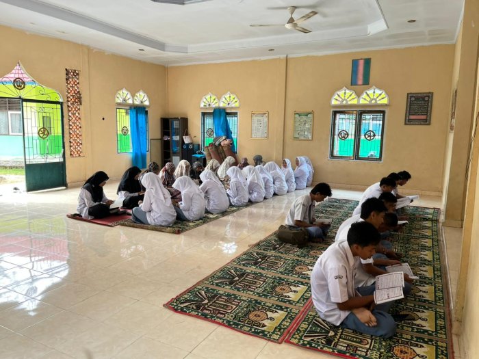 MAN 2 Bungo Gelar Pesantren Kilat Hari Pertama, Siswa Targetkan Khatam 1 Juz Al-Quran