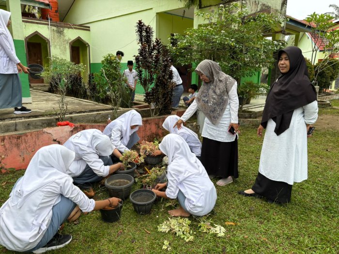 Siswa MAN 2 Bungo Goro Daur Ulang Tanaman di Bawah Bimbingan Ibu Ratna Sari, S.Pd.I  dan Ibu Nailil Husni, S.Pd.I