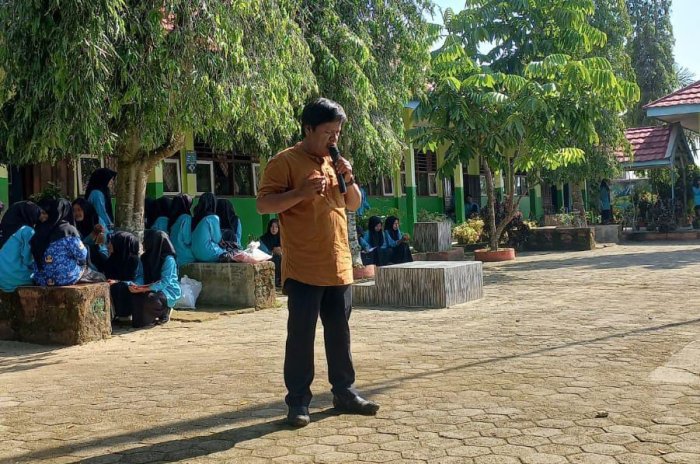 Kegiatan Penyaluran Zakat Profesi di MAN 2 Bungo Ditutup dengan Doa Bersama