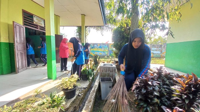 Kompak dan Peduli, Siswa Kelas XI A MAN 2 Bungo Gelar Gotong Royong Bersama Wali Kelas