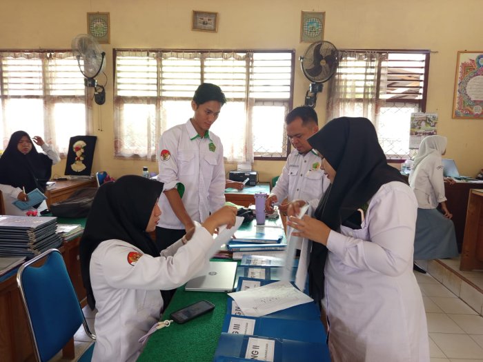 Hari Terakhir Asesmen Sumatif Akhir Semester Genap di MAN 2 Bungo Berjalan Lancar, Panitia dan Peserta Didik Merasa Lega Hari Terakhir Asesmen Sumatif Akhir Semester Genap di MAN 2 Bungo Berjalan Lancar, Panitia dan Peserta Didik Merasa Lega