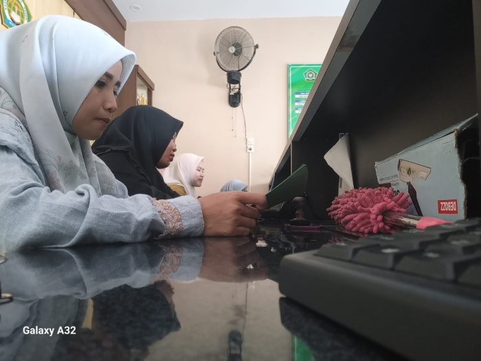Operator Simpatika Berpacu Waktu Tuntaskan Input Jam Mengajar Guru