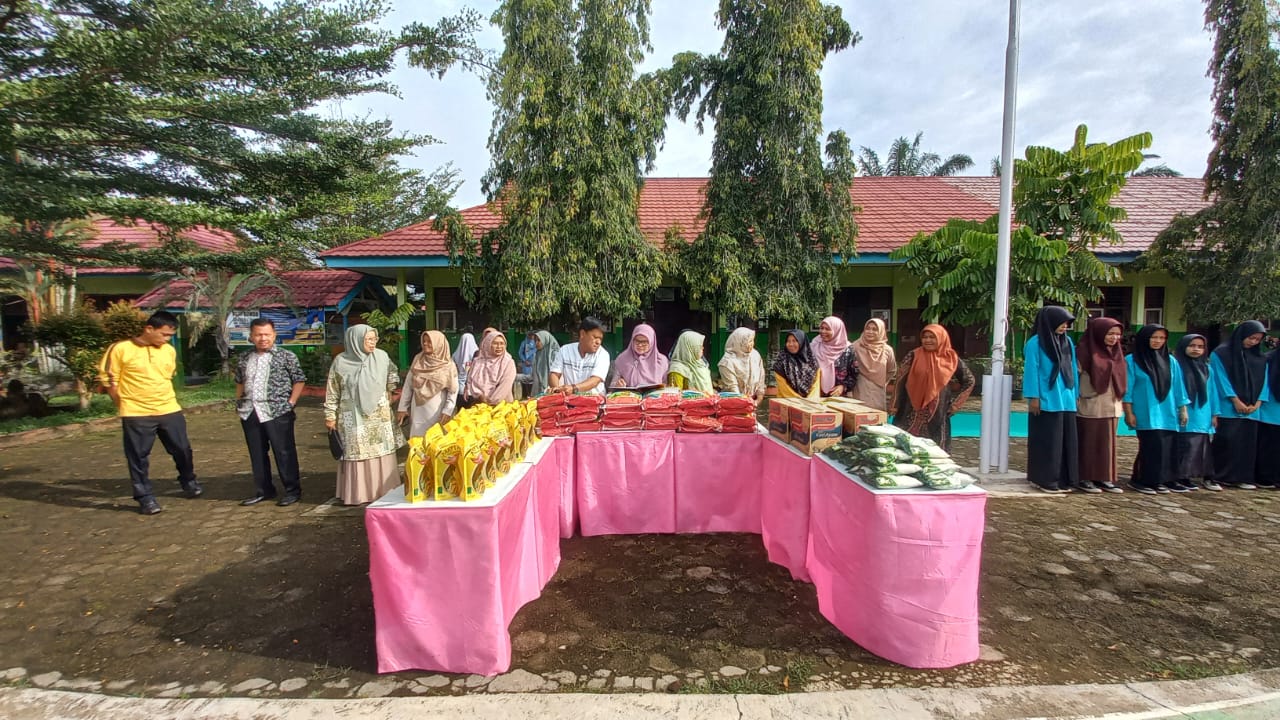 MAN 2 Bungo Membagi Zakat Kepada Siswa-Siswi Yang Berhak Menerima