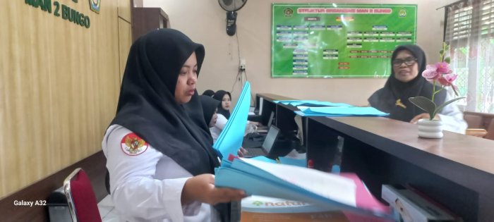 Tingkatkan Kerapian Administrasi, Staf Tata Usaha MAN 2 Bungo Laksanakan Penjilidan Jurnal Kelas