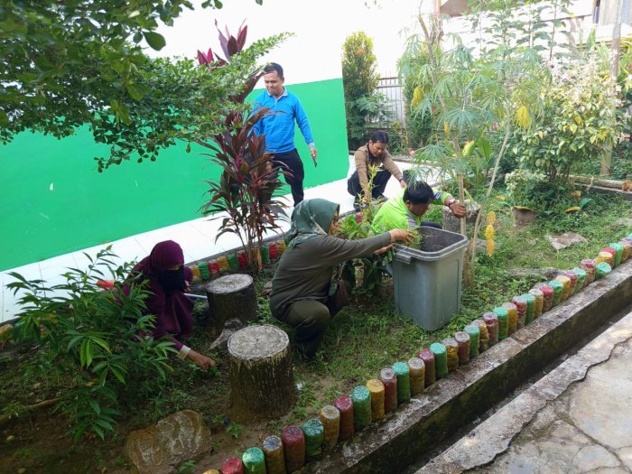 Ciptakan Lingkungan Bersih dan Nyaman, Guru MAN 2 Bungo Kompak Lakukan Gotong Royong