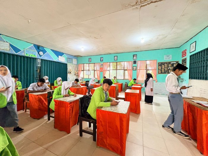 Pastikan Kelancaran Hari Pertama UM, Kepala MAN 2 Bungo Pantau Langsung ke Ruang Ujian