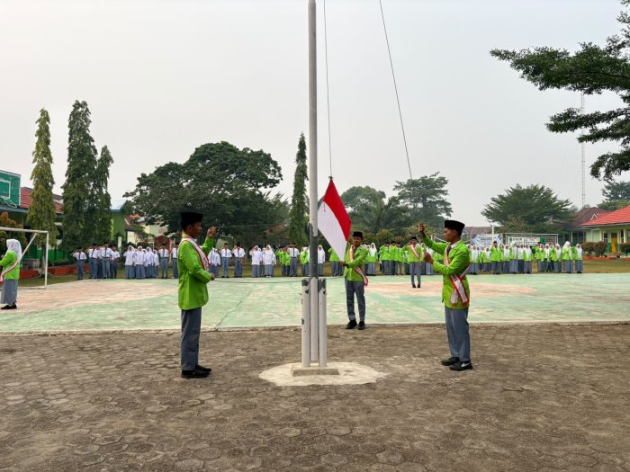 Upacara Senin MAN 2 Bungo: Menanamkan Disiplin dan Tanggung Jawab di Bulan Kemerdekaan