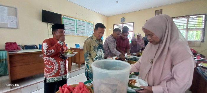 Sambut Bulan Suci Ramadhan, Ibu Hj. Mukhlisa, S.Pd.I Ajak Warga MAN 2 Bungo Makan Bersama
