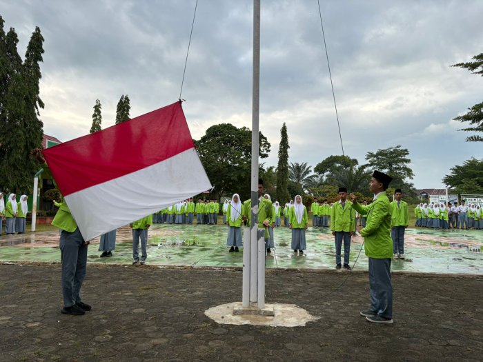Upacara Bendera Rutin Hari Senin Tetap Berlangsung Lancar Meski Sempat Diguyur Hujan