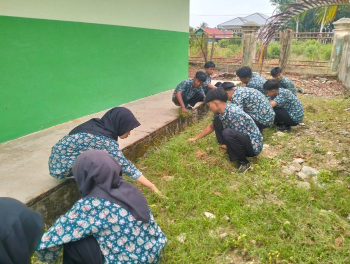 Guru Piket dan Waka Ajak Siswa Bersih-Bersih Ruangan dan Perkarangan MAN 2 Bungo