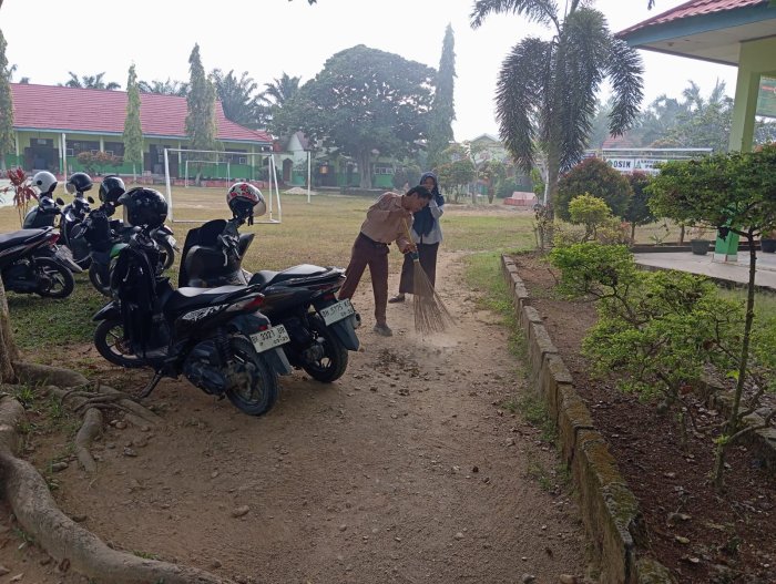 Guru Piket Kamis MAN 2 Bungo Galakkan Kegiatan Bersih-Bersih Sebelum Jam Pelajaran Dimulai