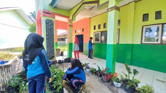Semangat Wali Kelas, Siswa X C MAN 2 Bungo Kompak Gelar Gotong Royong Bersihkan Kelas