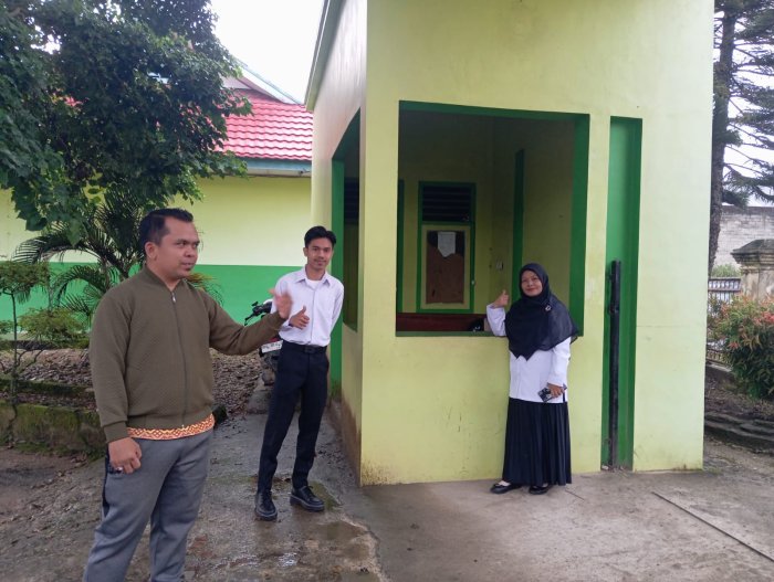 Guru Piket Senin Sambut Kedatangan Siswa dengan Penuh Keakraban