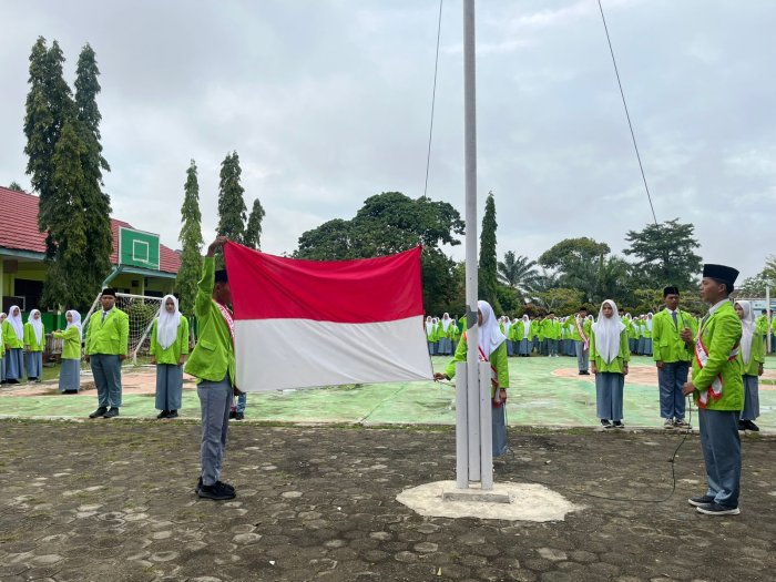Upacara Hari Senin, Pembina Upacara Tekankan Pentingnya Disiplin Dan Tanggung Jawab