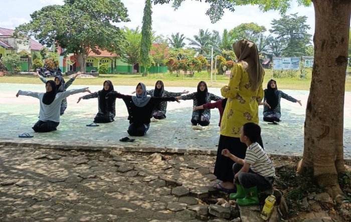 Wali Kelas XII A, Ibu Dwi Sari Juniwati, S.Pd, Semangat Pantau Siswa Saat Latihan Tari