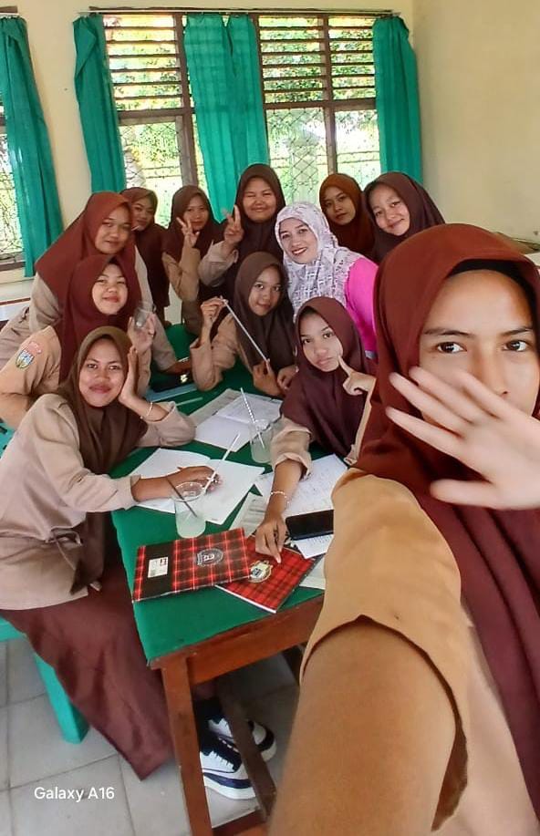 Siswa Kelas XI B Antusias Ikuti Pratikum Kimia