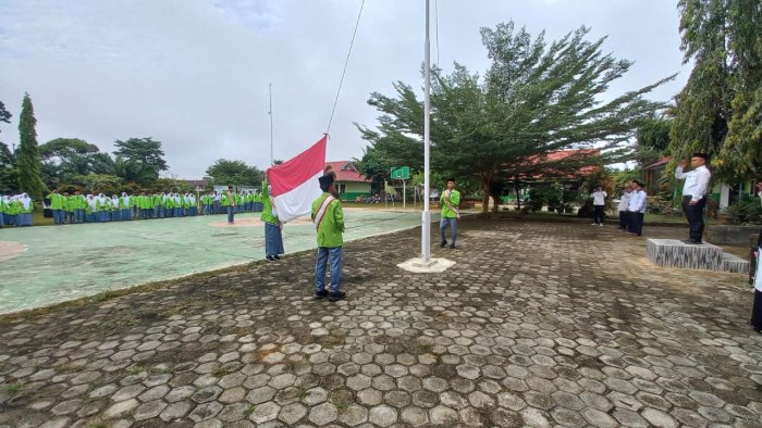 Upacara Bendera Hari Senin, Ingatkan Kita Akan Pentingnya Sholat