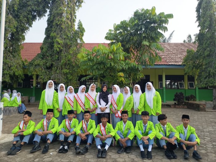 Usai Bertugas dalam Upacara Senin, Ibu Dwi Sari Juniwati, S.Pd Beri Apresiasi dan Motivasi kepada Siswa Kelas XII C Usai Bertugas dalam Upacara Senin, Ibu Dwi Sari Juniwati, S.Pd Beri Apresiasi dan Motivasi kepada Siswa Kelas XII C