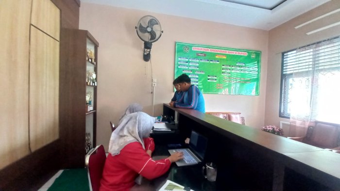 Siswa Kelas XII MAN 2 Bungo, Reza dan Denis, Lengkapi Administrasi dengan Tertib dan Tanggung Jawab