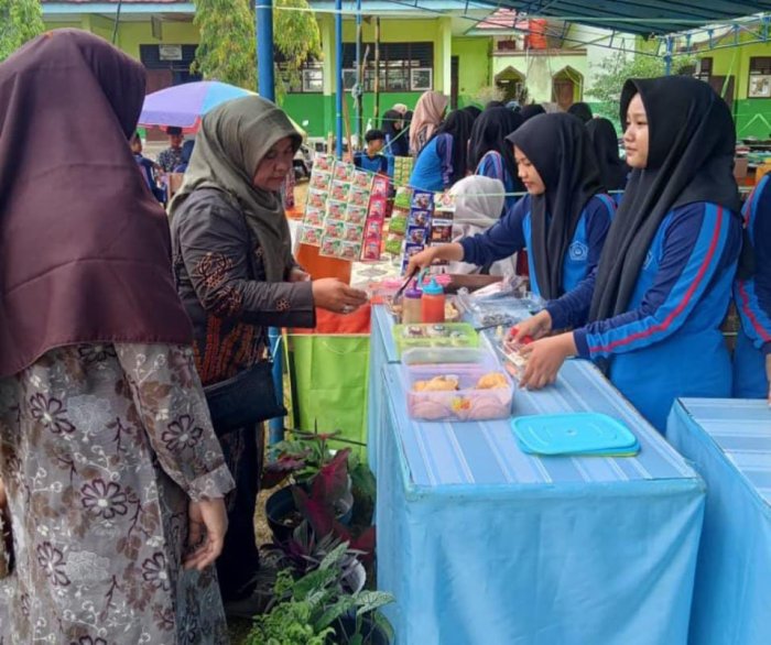 Kepala MAN 2 Bungo Tinjau Bazar Porseka, Apresiasi Kreativitas dan Kemandirian Siswa