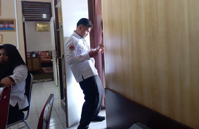 Bapak Indra Pramubakti Lakukan Perbaikan Pintu PTSP MAN 2 Bungo