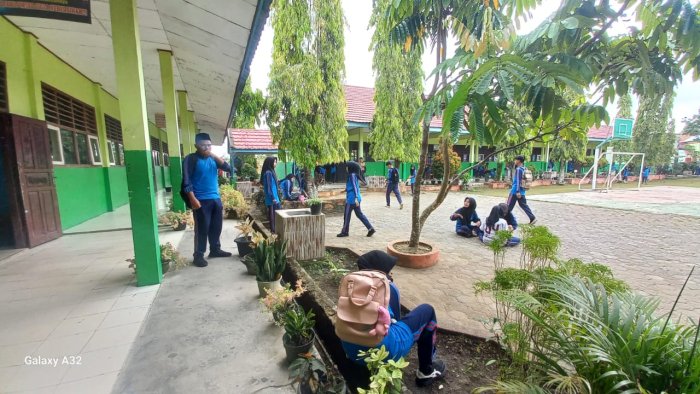 Siswa Gotong Royong Bersihkan Kelas dan Halaman Jelang Ujian Hari Senin