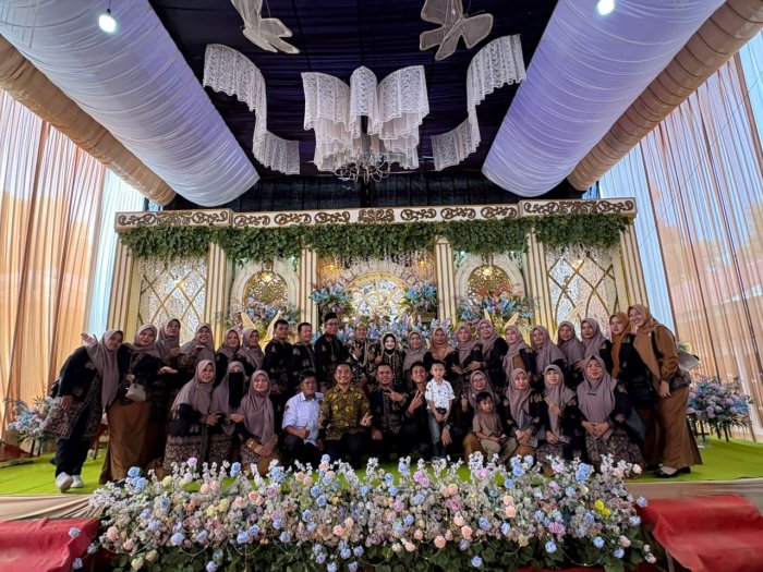 Keluarga Besar MAN 2 Bungo  Hadiri Pesta Pernikahan Ibu Hammiyati Fitri, S.Pd