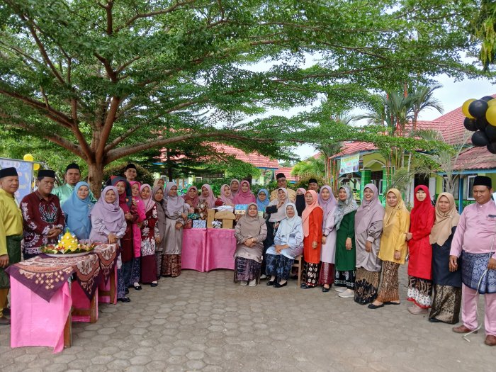 Hangat dan Penuh Keakraban: Guru-Guru MAN 2 Bungo Gelar Tukar Kado pada Peringatan HGN ke-80