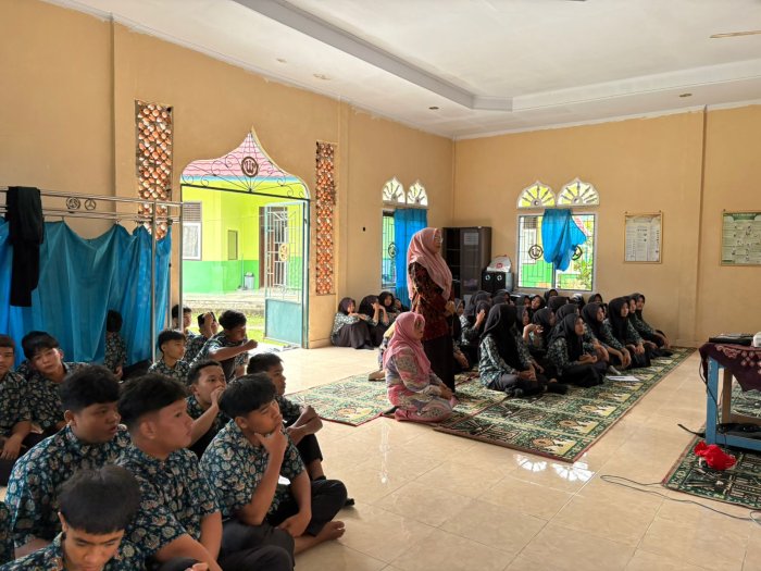 Guru Pendidikan Agama MAN 2 Bungo Sosialisasikan Lomba Sholat Jenazah kepada Siswa