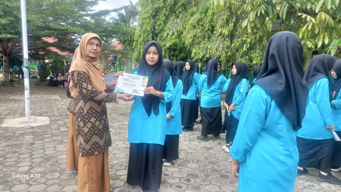 Wali Kelas MAN 2 Bungo Bagikan Piagam dan Rapor Secara Langsung kepada Siswa