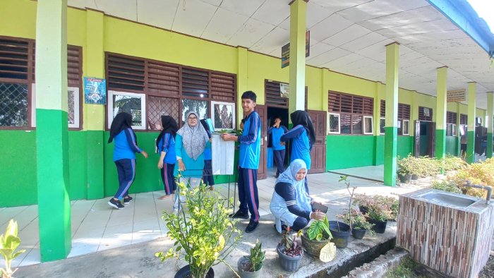 Dari Guru untuk Siswa: Ibu Maisarah, S.Pd dan Ibu Yulisma, S.Pd Ajak XII B Rapi dan Bersihkan Kelas