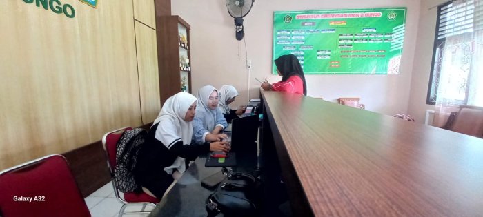 Operator SIMPATIKA MAN 2 Bungo Lakukan Pencetakan Berkas Pencairan Tunjangan