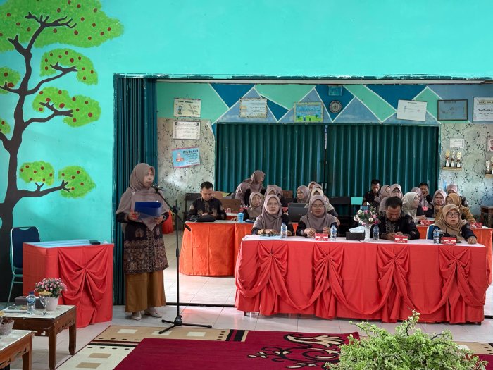 Ibun Ratna Sari, S.Pd.I Tunjukkan Totalitas sebagai MC pada Kegiatan PKKM di MAN 2 Bungo