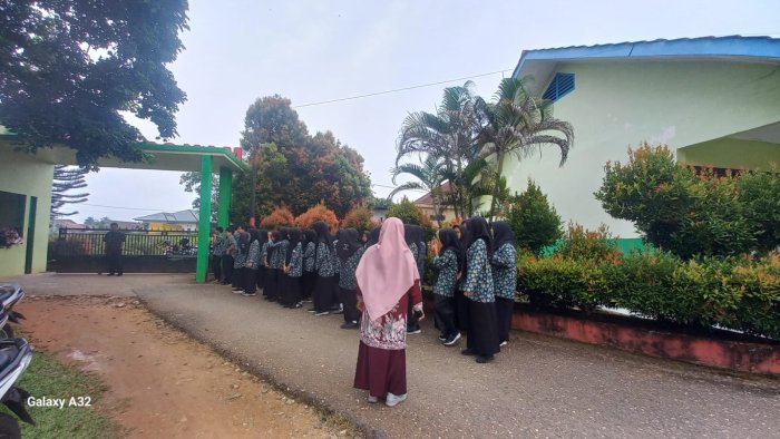 Guru Piket MAN 2 Bungo Sambut Kedatangan Siswa dengan Penuh Disiplin dan Kehangatan