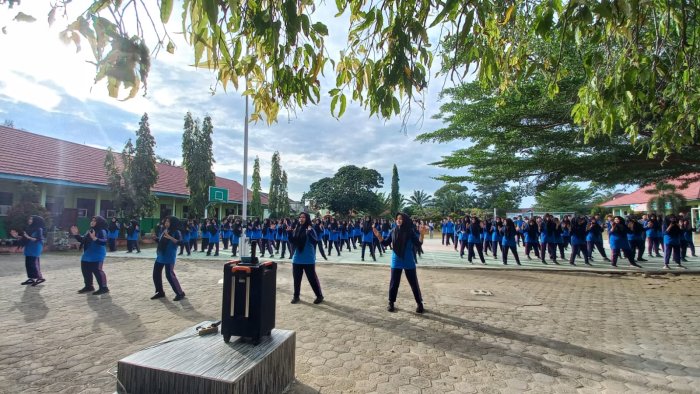 Tingkatkan Kebugaran dan Kekompakan Warga MAN 2 Bungo Gelar Senam Rutin Hari Sabtu